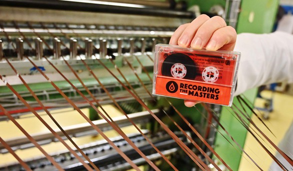 Tưởng đã xếp xó, bỗng nhiên mà cassette và đĩa than kéo nhau quay lại - Ảnh 5. Tưởng đã xếp xó, bỗng nhiên mà cassette và đĩa than kéo nhau quay lại - Ảnh 5.