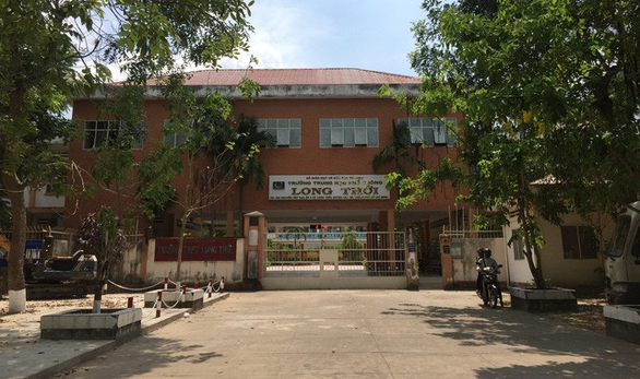 Cô giáo bị đình chỉ dạy nói không ném vở học sinh, hiệu trưởng nói có - Ảnh 1. Cô giáo bị đình chỉ dạy nói không ném vở học sinh, hiệu trưởng nói có - Ảnh 1.