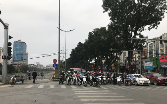 Chống xe máy vào đường người đi bộ, Hà Nội dựng ba lớp rào chắn - Ảnh 2.