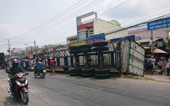 Giải cứu xe máy bị xe container lật đè: 3 bà cháu chết thảm - Ảnh 2. Giải cứu xe máy bị xe container lật đè: 3 bà cháu chết thảm - Ảnh 2.