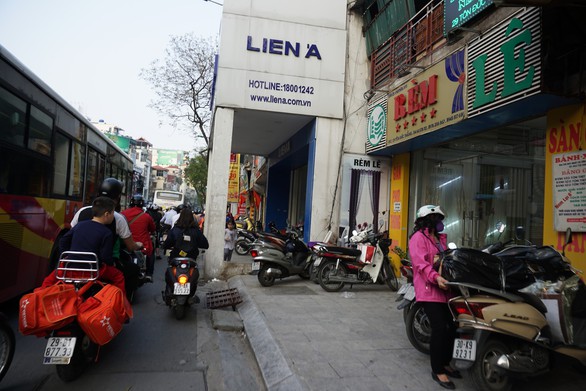 Những ngôi nhà ‘nuốt trọn’ vỉa hè giữa lòng Hà Nội - Ảnh 1. Những ngôi nhà ‘nuốt trọn’ vỉa hè giữa lòng Hà Nội - Ảnh 1.