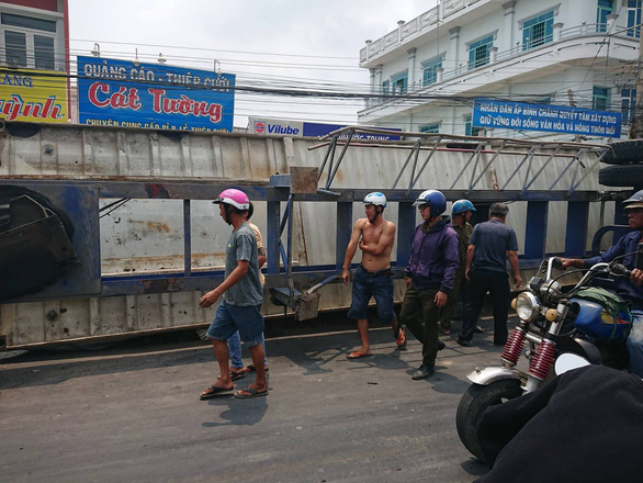 Giải cứu xe máy bị xe container lật đè: 3 bà cháu chết thảm - Ảnh 3. Giải cứu xe máy bị xe container lật đè: 3 bà cháu chết thảm - Ảnh 3.