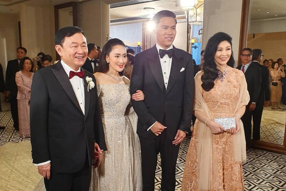 Vì sao anh em ông Thaksin vẫn thoải mái có mặt ở Hong Kong dự đám cưới? - Ảnh 1. Vì sao anh em ông Thaksin vẫn thoải mái có mặt ở Hong Kong dự đám cưới? - Ảnh 1.