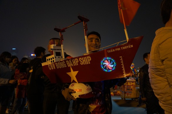 Vác du thuyền đi cổ vũ đội tuyển U23 Việt Nam - Ảnh 2. Vác du thuyền đi cổ vũ đội tuyển U23 Việt Nam - Ảnh 2.