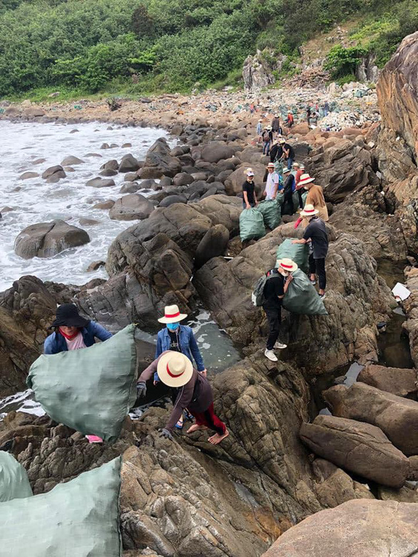 Lãnh đạo Đà Nẵng tuyên dương nhóm bạn trẻ dọn rác ở bãi Đá Đen - Ảnh 3. Lãnh đạo Đà Nẵng tuyên dương nhóm bạn trẻ dọn rác ở bãi Đá Đen - Ảnh 3.