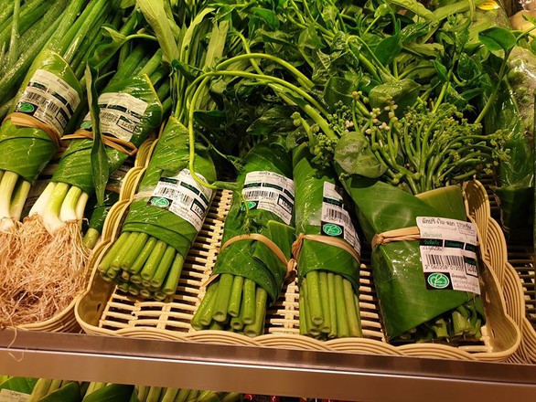 Siêu thị Thái Lan dùng lá chuối gói thực phẩm - Ảnh 1. Siêu thị Thái Lan dùng lá chuối gói thực phẩm - Ảnh 1.