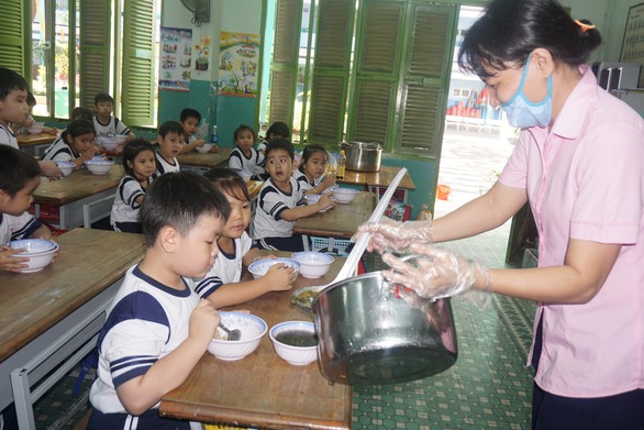 TP.HCM kiểm tra đột xuất an toàn thực phẩm trong trường học - Ảnh 1. TP.HCM kiểm tra đột xuất an toàn thực phẩm trong trường học - Ảnh 1.