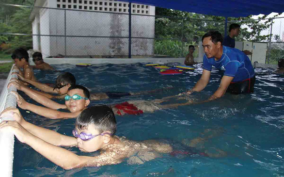 Bể bơi di động để dạy trẻ tiểu học bơi miễn phí tại Đà Nẵng - Ảnh: TRƯỜNG TRUNG