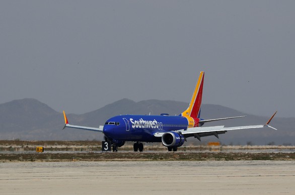 Boeing 737 MAX 8 hạ cánh khẩn cấp ở Mỹ vì lỗi động cơ - Ảnh 1. Boeing 737 MAX 8 hạ cánh khẩn cấp ở Mỹ vì lỗi động cơ - Ảnh 1.