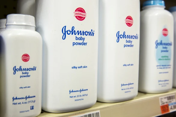 Johnson & Johnson đạt thoả thuận trong 4 vụ kiện về phấn rôm gây ung thư - Ảnh 1. Johnson & Johnson đạt thoả thuận trong 4 vụ kiện về phấn rôm gây ung thư - Ảnh 1.