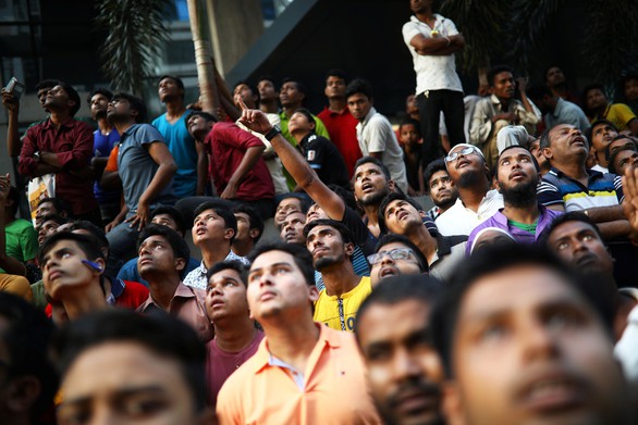 Cháy nhà cao tầng ở Bangladesh, nhiều người nhảy xuống đất tử vong - Ảnh 2. Cháy nhà cao tầng ở Bangladesh, nhiều người nhảy xuống đất tử vong - Ảnh 2.