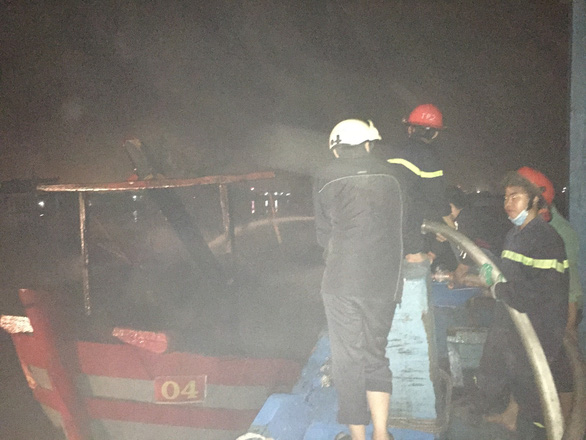 Cháy rụi 2 tàu thu mua hải sản tại Thanh Hóa - Ảnh 2. Cháy rụi 2 tàu thu mua hải sản tại Thanh Hóa - Ảnh 2.