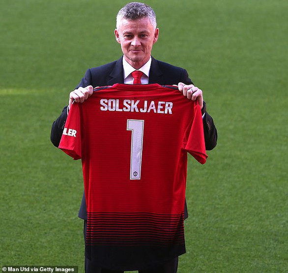 HLV Solskjaer: Việc đầu tiên của tôi là gọi cho ông Alex Ferguson - Ảnh 1. HLV Solskjaer: Việc đầu tiên của tôi là gọi cho ông Alex Ferguson - Ảnh 1.