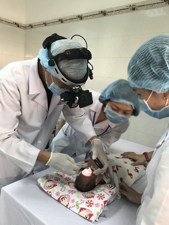 Lần đầu tiên triển khai phẫu thuật laser bệnh lý mắt trẻ sinh non tại Cần Thơ - Ảnh 1. Lần đầu tiên triển khai phẫu thuật laser bệnh lý mắt trẻ sinh non tại Cần Thơ - Ảnh 1.