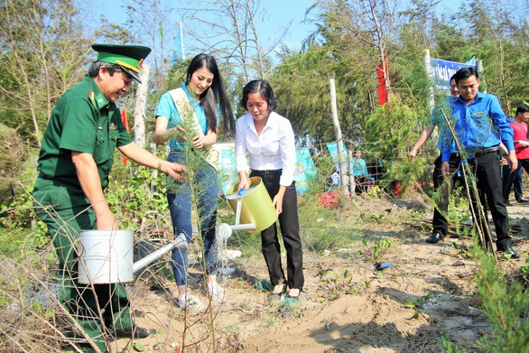 Hoa hậu trái đất Phương Khánh chung tay làm sạch biển - Ảnh 3. Hoa hậu trái đất Phương Khánh chung tay làm sạch biển - Ảnh 3.