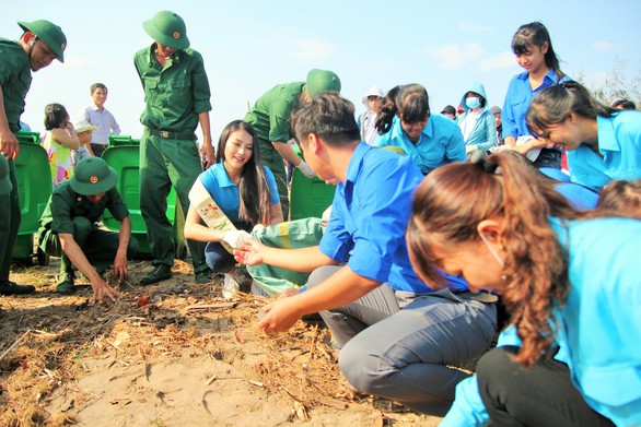 Hoa hậu trái đất Phương Khánh chung tay làm sạch biển - Ảnh 4. Hoa hậu trái đất Phương Khánh chung tay làm sạch biển - Ảnh 4.