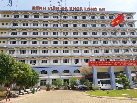 Vụ tai biến sau tiêm kháng sinh: Tranh cãi việc lấy tiền mạnh thường quân trả phí điều trị - Ảnh 1. Vụ tai biến sau tiêm kháng sinh: Tranh cãi việc lấy tiền mạnh thường quân trả phí điều trị - Ảnh 1.