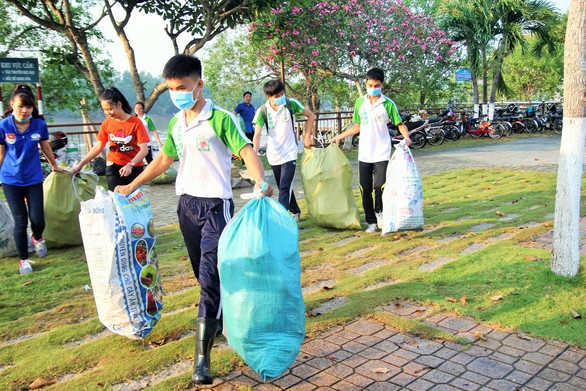 Cuối tuần dậy sớm vớt rác trên sông Bến Tre - Ảnh 3. Cuối tuần dậy sớm vớt rác trên sông Bến Tre - Ảnh 3.