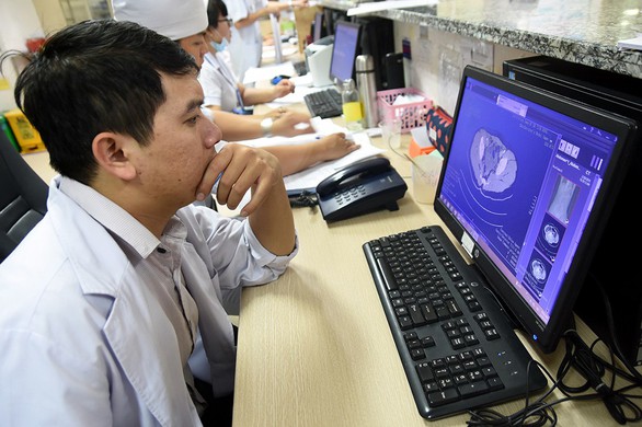 Bệnh án điện tử giúp người bệnh giảm chờ đợi - Ảnh 1. Bệnh án điện tử giúp người bệnh giảm chờ đợi - Ảnh 1.