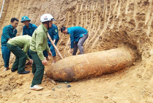 Đào đất làm vườn phát hiện quả bom nặng hơn 1 tấn - Ảnh 1. Đào đất làm vườn phát hiện quả bom nặng hơn 1 tấn - Ảnh 1.