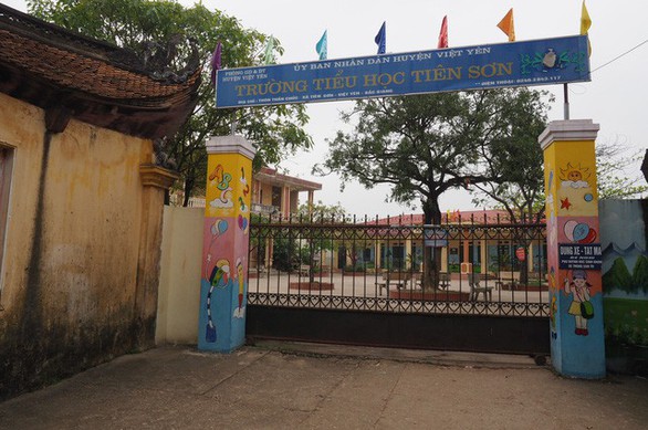 Công an triệu tập thầy giáo bị tố dâm ô nhiều học sinh - Ảnh 1. Công an triệu tập thầy giáo bị tố dâm ô nhiều học sinh - Ảnh 1.