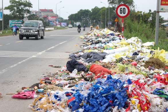 Vụ đổ trộm hàng đống rác ven đường: một người bị phạt 1 triệu đồng - Ảnh 1.