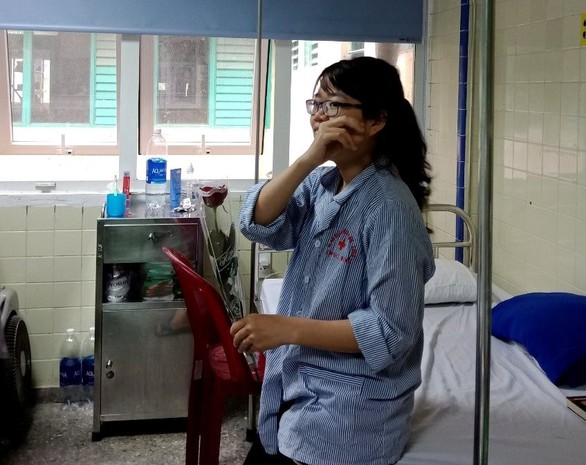 Nam bác sĩ mua hoa tặng nữ bệnh nhân ung thư ngày 8-3 - Ảnh 2. Nam bác sĩ mua hoa tặng nữ bệnh nhân ung thư ngày 8-3 - Ảnh 2.