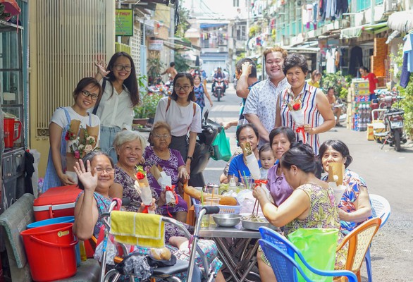 TP.HCM ngày 8-3: Ở đâu cũng có hoa bay - Ảnh 3. TP.HCM ngày 8-3: Ở đâu cũng có hoa bay - Ảnh 3.