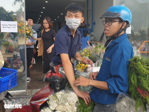 Nhiều cửa hàng ngưng nhận bán hoa 8-3 vì quá tải - Ảnh 1. Nhiều cửa hàng ngưng nhận bán hoa 8-3 vì quá tải - Ảnh 1.