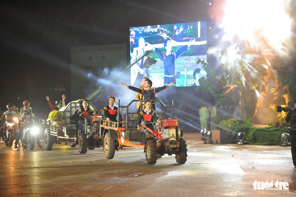 Hoa hậu H’Hen Niê đi máy cày khai mạc Lễ hội cà phê Buôn Ma Thuột - Ảnh 2. Hoa hậu H’Hen Niê đi máy cày khai mạc Lễ hội cà phê Buôn Ma Thuột - Ảnh 2.
