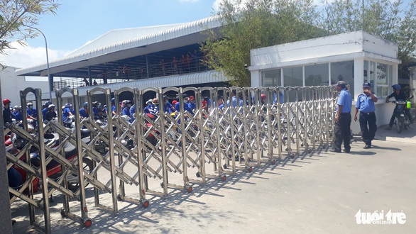Hàng trăm công nhân ngưng việc đòi quyền lợi ngày 8-3 - Ảnh 2. Hàng trăm công nhân ngưng việc đòi quyền lợi ngày 8-3 - Ảnh 2.