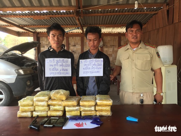 Phối hợp bắt nóng bên Lào hai tên thủ súng, mang theo 118.000 viên ma túy - Ảnh 1. Phối hợp bắt nóng bên Lào hai tên thủ súng, mang theo 118.000 viên ma túy - Ảnh 1.