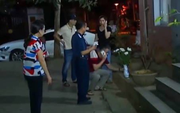 Trèo qua ô thoáng nhà vệ sinh, bé trai 3 tuổi rơi từ tầng 6 xuống đất tử vong - Ảnh 1. Trèo qua ô thoáng nhà vệ sinh, bé trai 3 tuổi rơi từ tầng 6 xuống đất tử vong - Ảnh 1.