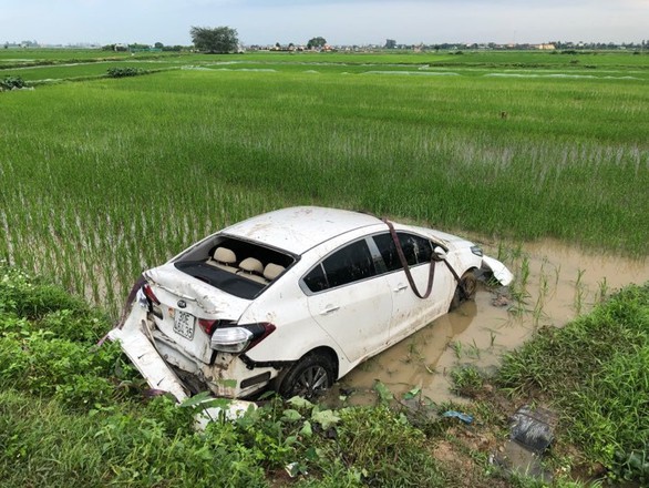 Tai nạn liên hoàn, xe khách và xe con lao xuống ruộng - Ảnh 3. Tai nạn liên hoàn, xe khách và xe con lao xuống ruộng - Ảnh 3.