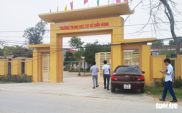Nữ sinh lớp 7 bị nhóm nữ sinh bắt quỳ gối vì nói ‘bạn có bầu’? - Ảnh 1. Nữ sinh lớp 7 bị nhóm nữ sinh bắt quỳ gối vì nói ‘bạn có bầu’? - Ảnh 1.