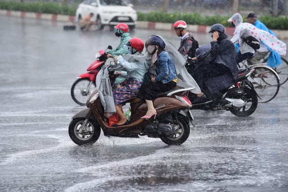 Nhiều xe bị ngã trong cơn mưa vàng bất ngờ ở TP.HCM - Ảnh 5. Nhiều xe bị ngã trong cơn mưa vàng bất ngờ ở TP.HCM - Ảnh 5.