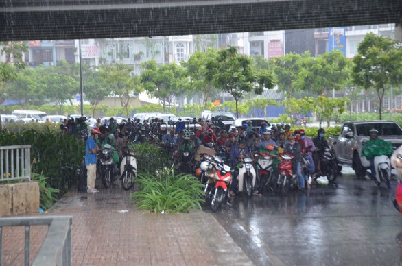 Nhiều xe bị ngã trong cơn mưa vàng bất ngờ ở TP.HCM - Ảnh 8. Nhiều xe bị ngã trong cơn mưa vàng bất ngờ ở TP.HCM - Ảnh 8.