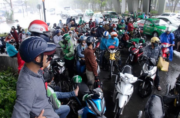 Nhiều xe bị ngã trong cơn mưa vàng bất ngờ ở TP.HCM - Ảnh 6. Nhiều xe bị ngã trong cơn mưa vàng bất ngờ ở TP.HCM - Ảnh 6.