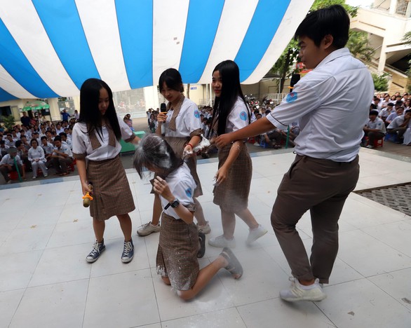 Méc thầy cô là bị đánh hội đồng ngay... - Ảnh 1. Méc thầy cô là bị đánh hội đồng ngay... - Ảnh 1.