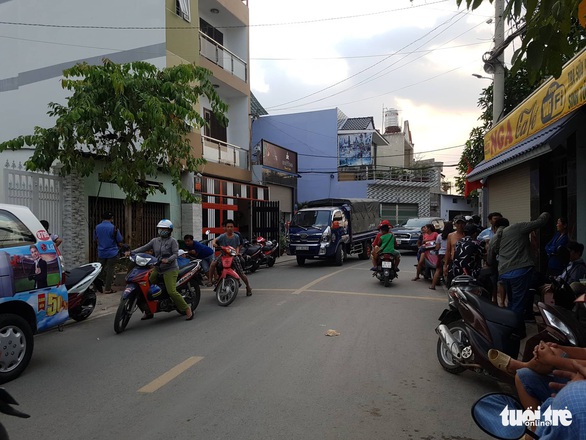 Công an khám xét nơi ở đại gia đeo vàng Phúc XO - Ảnh 5. Công an khám xét nơi ở đại gia đeo vàng Phúc XO - Ảnh 5.