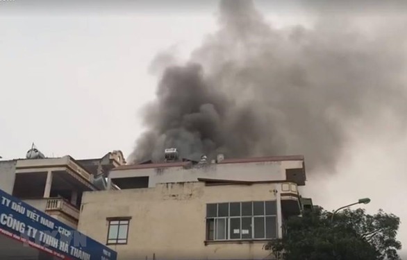 Cứu 9 người khỏi đám cháy nhà 5 tầng ở Hà Nội - Ảnh 1. Cứu 9 người khỏi đám cháy nhà 5 tầng ở Hà Nội - Ảnh 1.