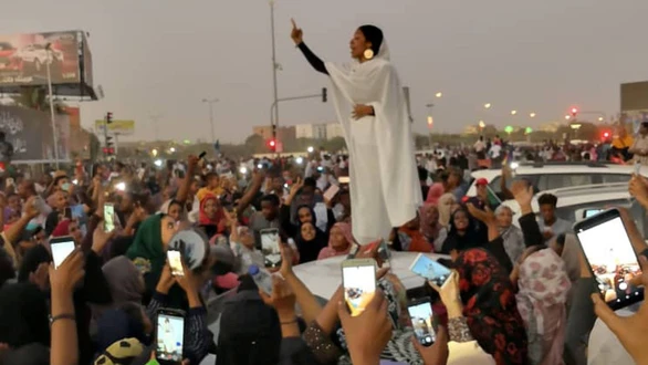 Tổng thống Sudan rơi đài vì phụ nữ - Ảnh 3. Tổng thống Sudan rơi đài vì phụ nữ - Ảnh 3.