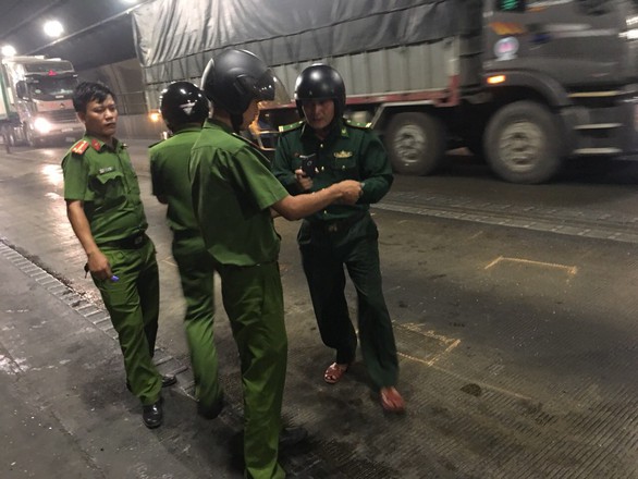 Lại xảy ra tai nạn liên hoàn trong hầm Hải Vân vì xe dừng đột ngột - Ảnh 2. Lại xảy ra tai nạn liên hoàn trong hầm Hải Vân vì xe dừng đột ngột - Ảnh 2.