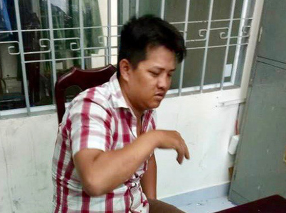 Bắt kẻ kéo há»c sinh tiá»u há»c và o nhà vá» sinh Äá» dâm ô - Ảnh 1.