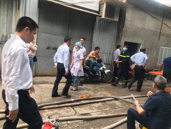 Tìm được 8 thi thể nạn nhân vụ cháy nhà xưởng, có 4 người cùng gia đình - Ảnh 4. Tìm được 8 thi thể nạn nhân vụ cháy nhà xưởng, có 4 người cùng gia đình - Ảnh 4.