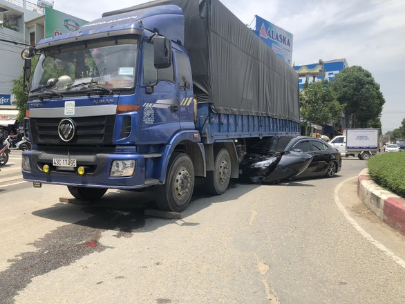 Ôtô 4 chỗ bị cuốn vào gầm xe tải, tài xế thoát chết - Ảnh 1. Ôtô 4 chỗ bị cuốn vào gầm xe tải, tài xế thoát chết - Ảnh 1.