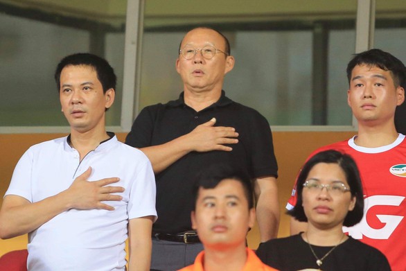 Trung vệ Bùi Tiến Dũng ghi bàn giúp Viettel đá bại Nam Định - Ảnh 4. Trung vệ Bùi Tiến Dũng ghi bàn giúp Viettel đá bại Nam Định - Ảnh 4.
