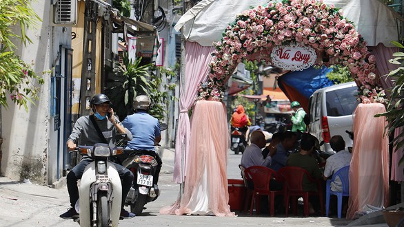 Dựng rạp ma chay, hiếu hỉ ngoài đường: Nguy cơ tai nạn khôn lường - Ảnh 1. Dựng rạp ma chay, hiếu hỉ ngoài đường: Nguy cơ tai nạn khôn lường - Ảnh 1.