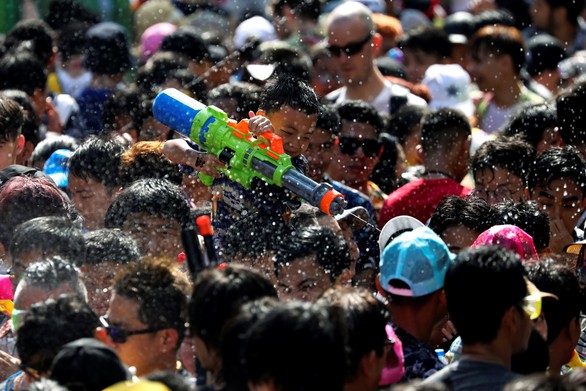 Người Thái chơi đùa với voi, đại chiến súng nước dịp Tết Songkran - Ảnh 8. Người Thái chơi đùa với voi, đại chiến súng nước dịp Tết Songkran - Ảnh 8.