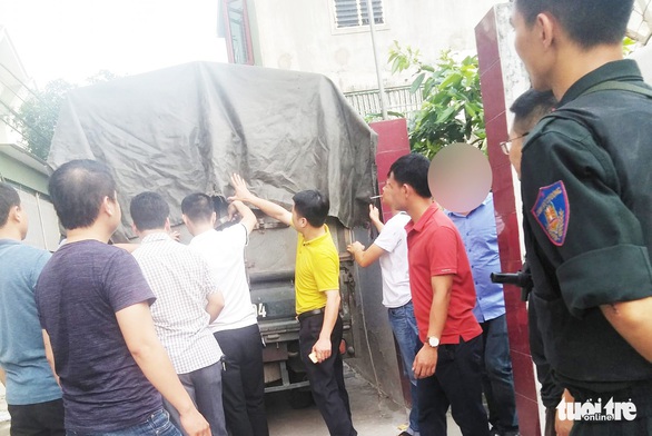 Hàng chục cảnh sát phong tỏa phố, vây bắt vụ nghi mua bán ma túy - Ảnh 4. Hàng chục cảnh sát phong tỏa phố, vây bắt vụ nghi mua bán ma túy - Ảnh 4.
